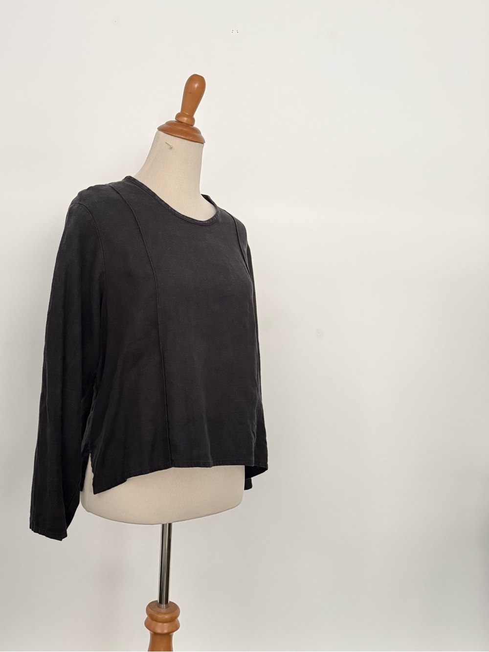 Flax black crewneck linen top
Jeanne Engelhart